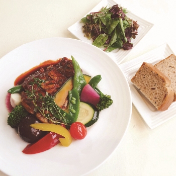 米の娘ぶたのポークチャップ たっぷり季節野菜添え